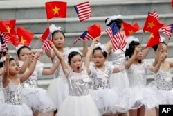 在越南主席府举行的欢迎美国总统川普的仪式之前，儿童挥舞两国国旗（2017年11月11 日）