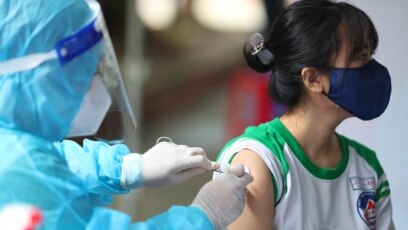 Một người được tiêm vaccine Pfizer-BioNTech ở Củ Chi, Tp.HCM, 27/10/2021.
