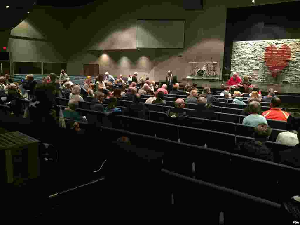 Republican voters gather for their caucus in a church, West Des Moines, Iowa, Feb. 1, 2016. (K. Farabaugh/VOA)