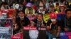 Orang-orang berkumpul untuk memprotes kudeta militer di Yangon, Myanmar, 21 Februari 2021. (Foto: REUTERS)