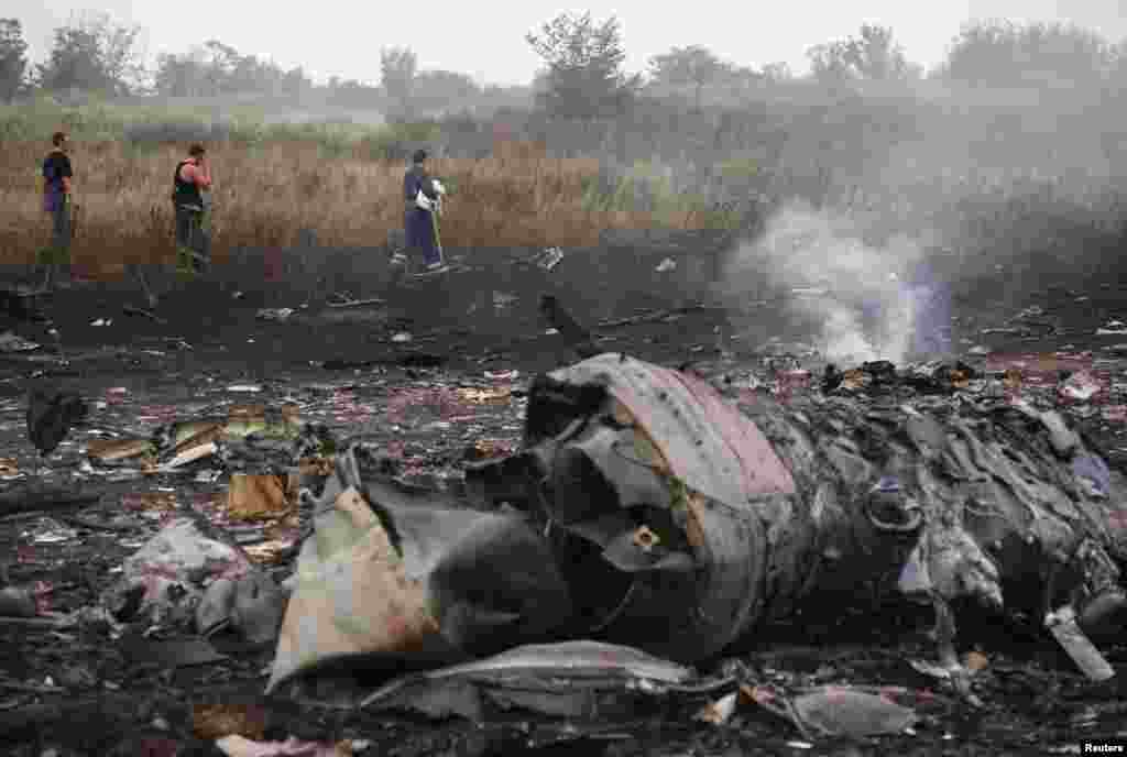 ملائیشیا ایئر لائن کا مسافر طیارہ مشرقی یوکرین کے علاقے میں گر کر تباہ ہو گیا ہے۔