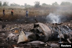 Од местото на уривање на малезискиот авион во источна Украина