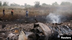 Hiện trường nơi máy bay của hãng hàng không Malaysia MH17 rơi 