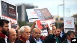 Turkish lawyers hold a protest outside Istanbul's court, July 17, 2017, demanding the release of Mustafa Yaman, a lawyer who according to Turkish media was detained earlier this month on suspicion of links to U.S.-based Muslim cleric Fethullah Gulen.