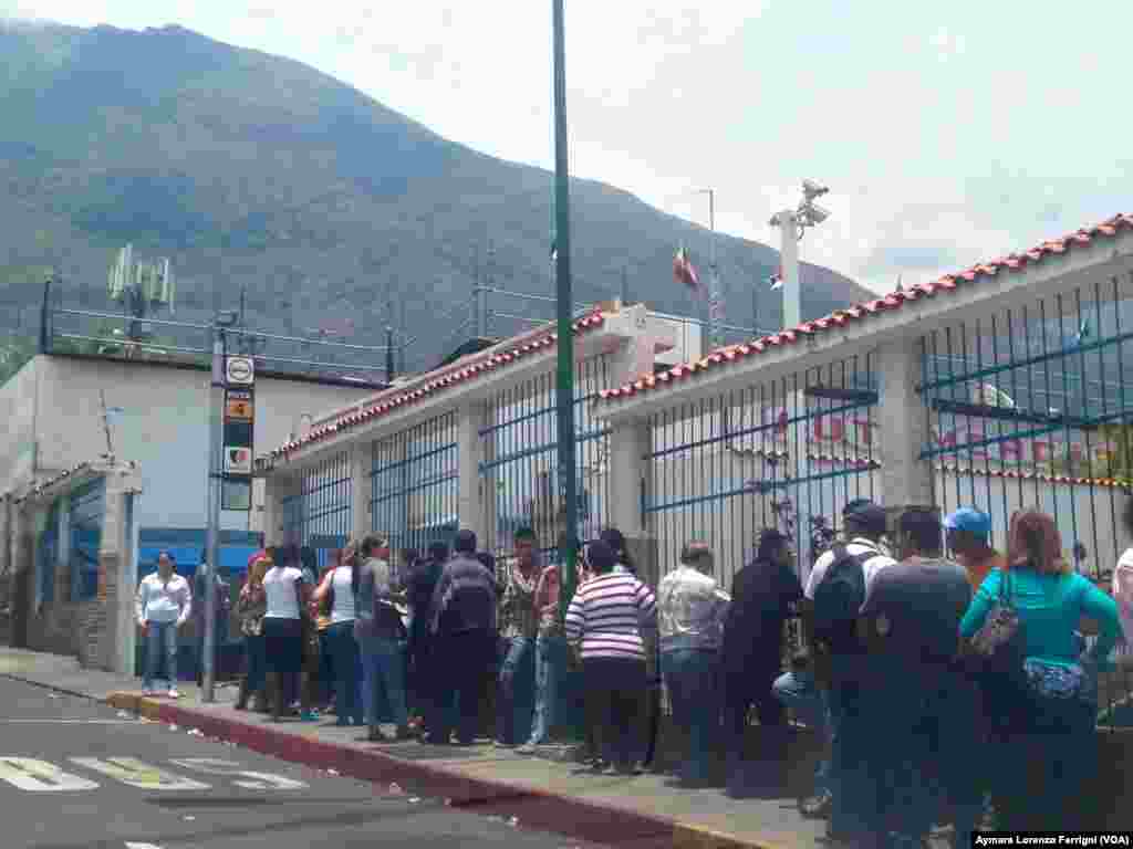 Venezuela pierde 35 millones de horas hombre a la semana haciendo fila para comprar alimentos y bienes que tienen precio controlado por el gobierno, según la Encuesta Nacional Ómnibus de febrero de 2015