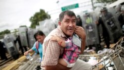 မက္ကဆီကိုနယ်စပ်မှာ ပိတ်မိနေတဲ့ ရွှေ့ပြောင်းလူအုပ်ကြီး