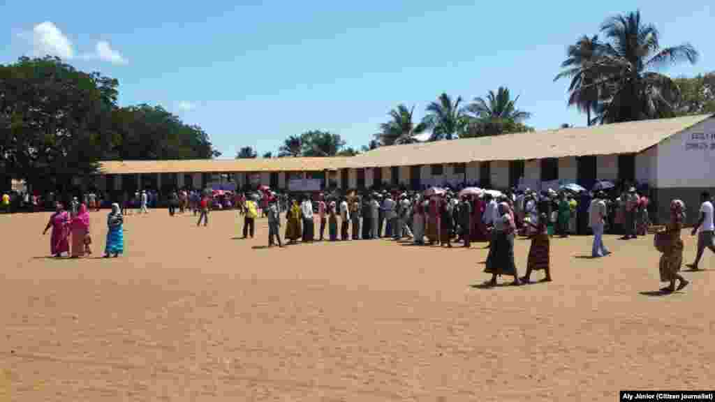 Pessoas à porta da assembleia de voto na província de Cabo Delgado. Moçambique, 15 Out, 2014