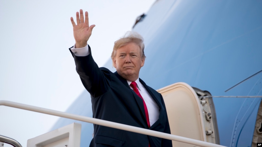 Tổng thống Donald Trump vẫy chào khi ông bước lên chuyên cơ Air Force One tại Căn cứ Không quân Andrews, Maryland, ngày 3 tháng 11, 2017, khởi hành chuyến công du 12 ngày của ông tới Châu Á.