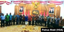 Gubernur Papua Lukas Enembe dan Gubernur Jawa Timur Khofifah Indar Parawansa bertemu dan berdialog di gedung negara Grahadi. (Foto: VOA/ Petrus Riski)