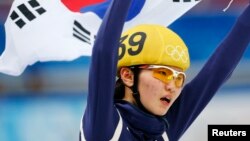 18일 러시아 소치 동계올림픽 여자 쇼트트랙 3000m 계주에서 우승한 한국 대표팀의 심석희 선수가 태극기를 들고 감격스러워하고 있다.
