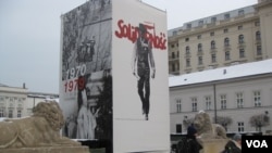 波兰首都华沙街头的宣传画，反映团结工会和罗马教皇约翰保罗二世。