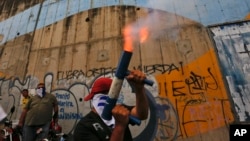 ARCHIVO - En esta foto de archivo del 26 de julio de 2018, un manifestante dispara un mortero casero mientras que otros se reúnen para conmemorar 100 días de protestas antigubernamentales exigiendo la renuncia del presidente Daniel Ortega y la liberación de todos los presos políticos en Managua, Nicaragua. El grupo de derechos, Asociación Pro Derechos Humanos de Nicaragua, que ha documentado asesinatos durante meses de disturbios políticos, cerró sus oficinas debido a amenazas y acoso y su líder huyó del país. (AP Photo / Alfredo Zuniga).