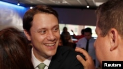 Georgia state senator and gubernatorial candidate Jason Carter hugs a supporter after speaking at a private event in Tucker, Georgia, May 23, 2014. 