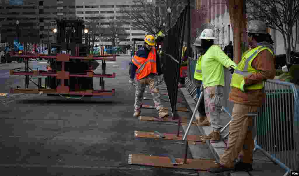 کارگران در حل کار برای نصب حصار&zwnj;های فلزی در خیابانهایی اطراف کنگره