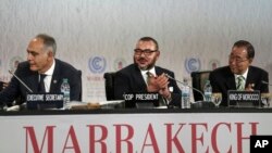 De gauche à droite, le ministre marocain des Affaires étrangères, Salaheddine Mezouar, le roi Mohammed VI du Maroc et le secrétaire général des Nations unies, Ban Ki-moon, assistent à la conférence d'ouverture de la conférence des Nations unies sur le climat à Marrakech, Maroc, 15 novembre 2016. 