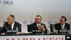 De g. à dr., le ministre des Affaires étrangères du Maroc, Salaheddine Mezouar, le roi Mohammed VI et le secrétaire général de l'ONU, Ban Ki-moon, à l'ouverture de la COP22 à Marrakech, le 15 novembre 2016. 