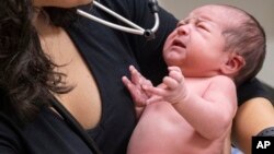 La tasa de natalidad en Estados Unidos ha caído a su nivel más bajo en las últimas tres décadas, de acuerdo a cifras de los Centros para el Control y Prevención de Enfermedades. Foto AP.