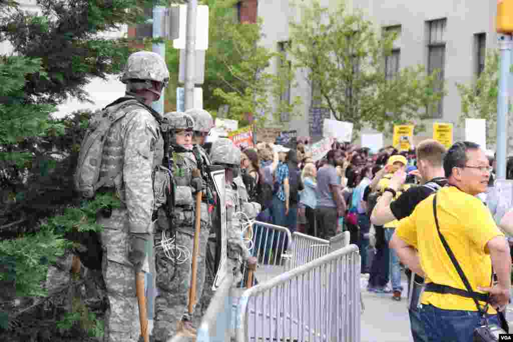 National guard troops in front of Baltimore City Hall observe as more than 1000 student protesters arrive, April 30, 2015. (Victoria Macchi/VOA News)