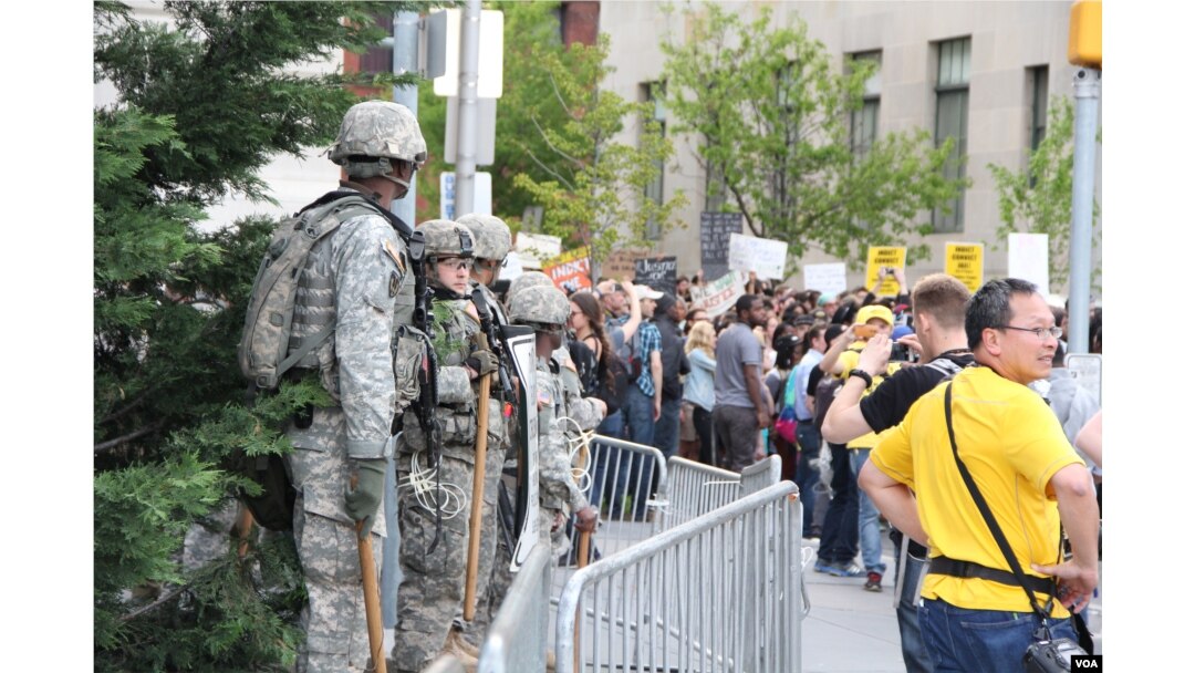 National guard troops in front of Baltimore City Hall observe as more than 1000 student protesters arrive, April 30, 2015. (Victoria Macchi/VOA News)