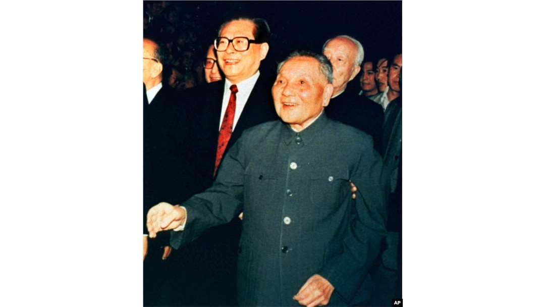 1992年10月19日,中国领导人邓小平和中共总书记江泽民会见中央委员会成员