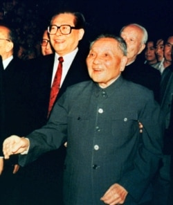 1992年10月19日，中國領導人鄧小平和中共總書記江澤民會見中央委員會成員