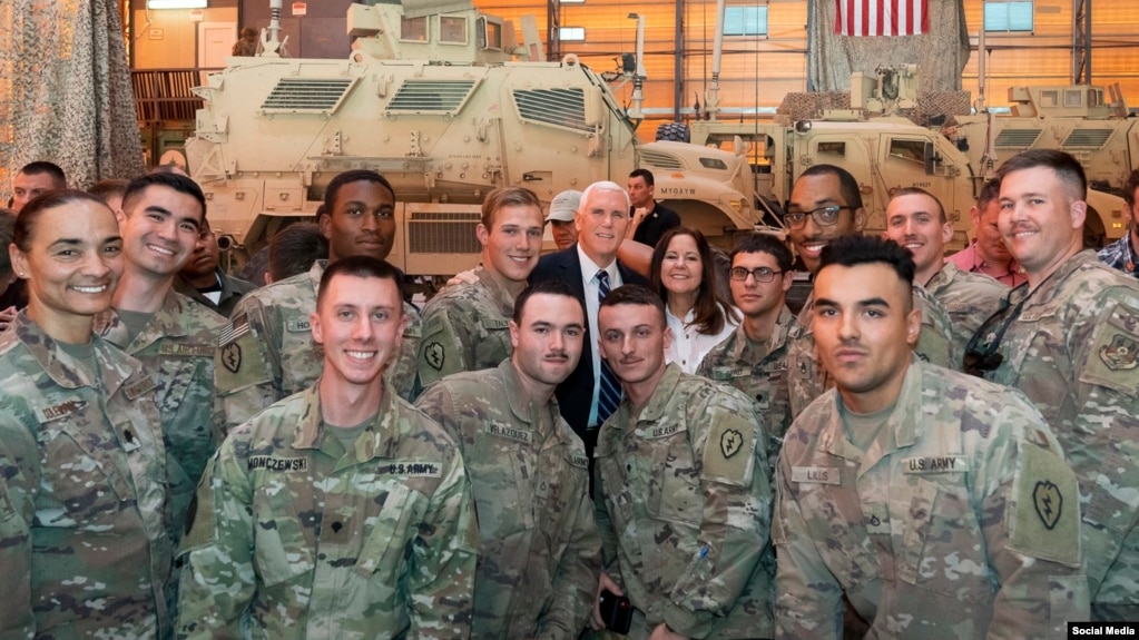 Phó Tổng thống Mỹ Mike Pence và Đệ nhị Phu nhân Karen thăm Căn cứ Không quân Al Asad ở Baghdad và phục vụ bữa ăn truyền thống Lễ Tạ ơn cho binh sĩ Mỹ.