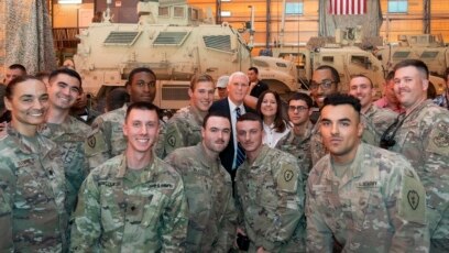 Phó Tổng thống Mỹ Mike Pence và Đệ nhị Phu nhân Karen thăm Căn cứ Không quân Al Asad ở Baghdad và phục vụ bữa ăn truyền thống Lễ Tạ ơn cho binh sĩ Mỹ.