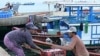 Giá xăng dầu cao khiến hàng ngàn tàu đánh cá VN không thể ra khơi