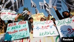 Warga di Lahore, Pakistan melakukan unjuk rasa mengecam hukuman mati bagi militan Kashmir, Mohammad Afzal Guru oleh pengadilan India (9/2).