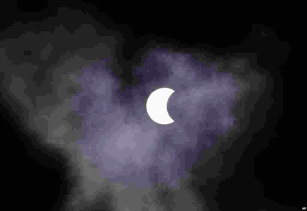 Bayangan Bulan menutupi matahari menyebabkan gerhana matahari di bagian bumi selatan terlihat dari Sao Paulo, Brazil.