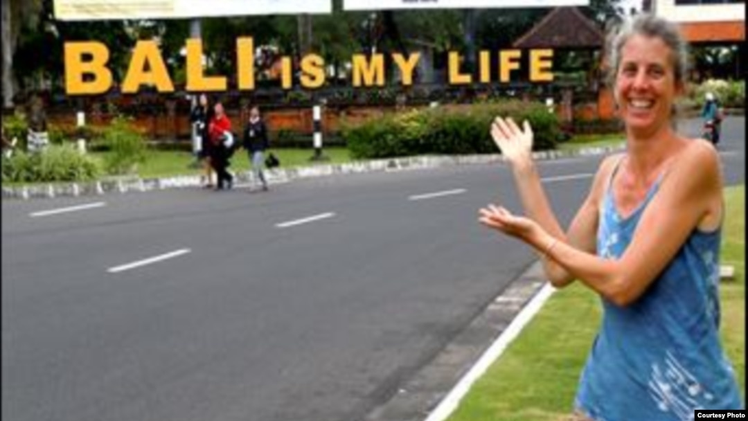 Laura Cohn di depan tulisan 'Bali is My Life' di Bala Cynwyd, Pennsylvania. (Foto Pribadi)