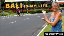 Laura Cohn di depan tulisan 'Bali is My Life' di Bala Cynwyd, Pennsylvania. (Foto Pribadi)
