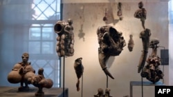 Des objets et des statuettes de la collection d'art vaudou africain sont exposés au nouveau musée des arts vaudou à Strasbourg, France, le 10 janvier 2014.