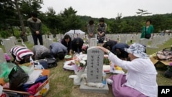 Một người phụ nữ Hàn Quốc bên mộ người chồng từng bỏ mạng trong Chiến tranh Việt Nam hôm 6/6.
