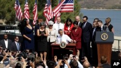 Obama firma el decreto que designa como monumento nacional a las montañas de San Gabriel, en California.