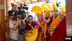 Los analistas creen que, al despojarse el Dalai Lama de sus poderes políticos, será más difícil para China influir en el curso del movimiento independentista.