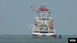 台灣與大陸每兩年舉行一次海上聯合搜救演習,雙方還首次將各自的直升機飛到對方艦艇上方，用吊掛方式將模擬的傷員送到對方的船上。（視頻截圖）
