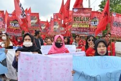 Para buruh perempuan ikut dalam aksi protes untuk menolak Omnibus Law di Jakarta (foto: dok).