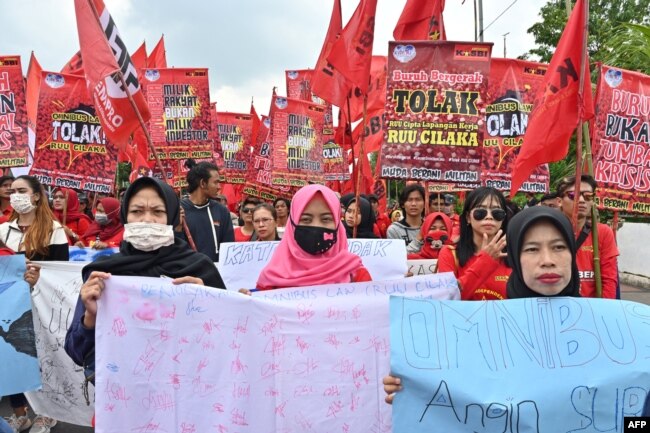 Para buruh perempuan ikut dalam aksi protes untuk menolak Omnibus Law di Jakarta (foto: dok).