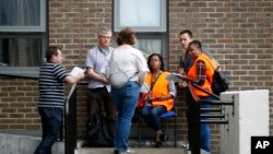 주민들과 대화하는 런던 캠던 구청 직원들 (자료사진)