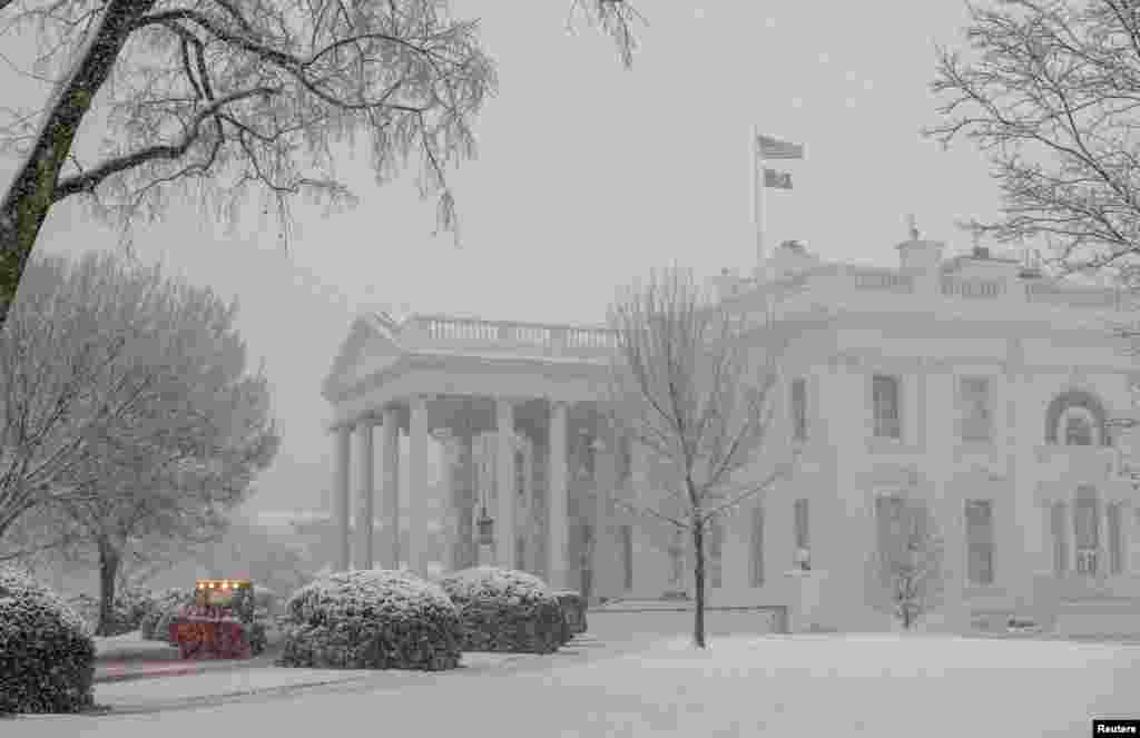 Despeje de entrada de la Casa Blanca durante la tormenta de nieve en Washington.