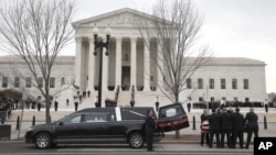 Thi hài của thẩm phán Antonin Scalia được đưa đến Tối cao Pháp viện ở Washington ngày 19/2/2016. 