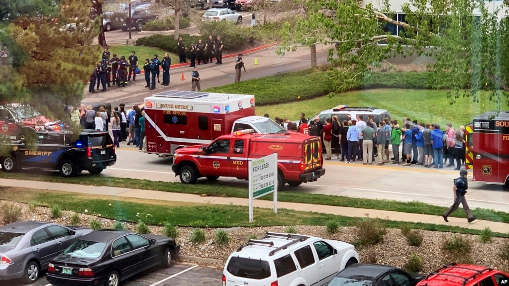 PolicÃ­as y estudiantes son vistos afuera de la escuela STEM Highlands Ranch, en el suburbio de Highlands Ranch, en Denver, Colorado. Un tiroteo en la escuela dejÃ³ dos detenidos y 8 estudiantes heridos. Mayo 7 de 2019.