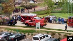Policías y estudiantes son vistos afuera de la escuela STEM Highlands Ranch, en el suburbio de Highlands Ranch, en Denver, Colorado. Un tiroteo en la escuela dejó dos detenidos y 8 estudiantes heridos. Mayo 7 de 2019.