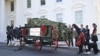 Đệ nhất Phu nhân Hoa Kỳ tiếp nhận cây thông Giáng Sinh của Tòa Bạch Ốc