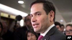 Senatè Marco Rubio ki prese kite Washington pou l ale Miami apre anons nouvèl sou efondreman pon an.