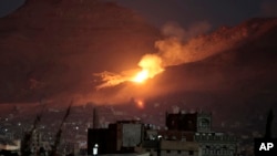 آتش و دود بعد از حمله عربستان به شمال صنعا
