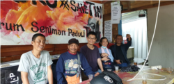 Perwakilan Forum Seniman Peduli TIM, Gultomtewe bersama pengunjung TIM di gubuk seniman. (Foto: Sasmito)