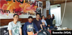 Perwakilan Forum Seniman Peduli TIM, Gultomtewe bersama pengunjung TIM di gubuk seniman. (Foto: Sasmito)