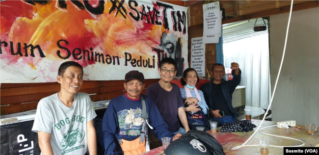 Perwakilan Forum Seniman Peduli TIM, Gultomtewe bersama pengunjung TIM di gubuk seniman. (Foto: Sasmito)